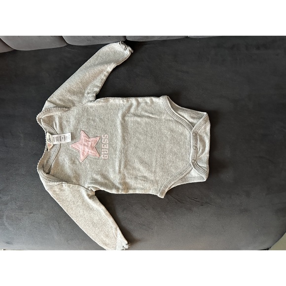 Guess 4 pack Onesies/bodysuits long sleeve and short sleeve 3-6 months - Picture 2 of 5